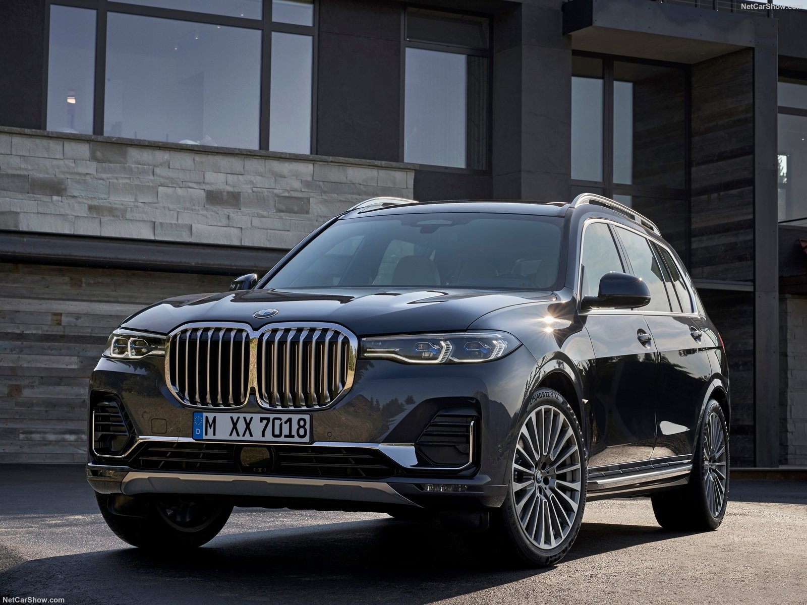 "通过阅读社交媒体和新闻报道,我可以看到有些人对宝马设计的发展方向