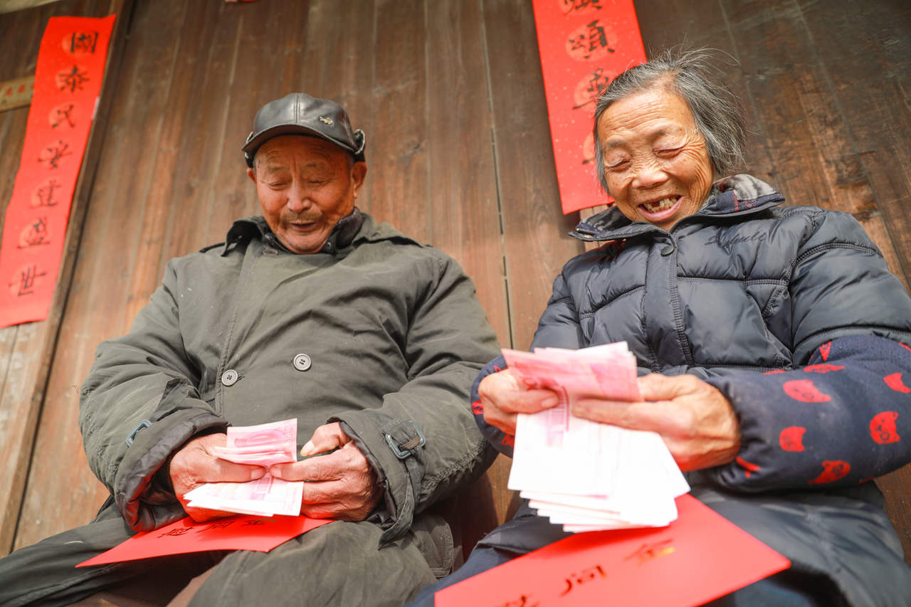 南浔迎新年老人喜领红包