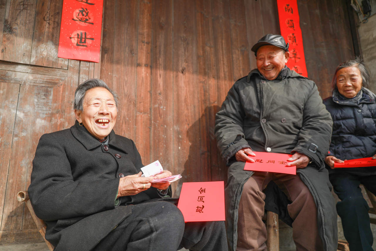 南浔迎新年老人喜领红包