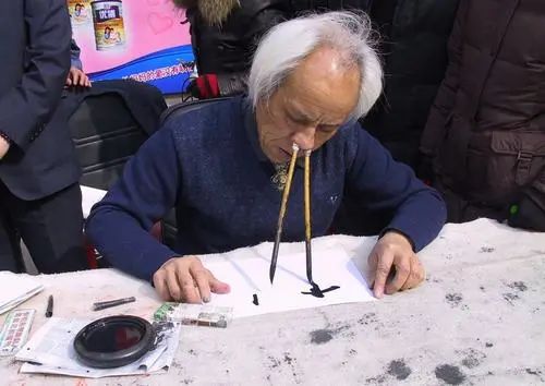 人民日报书法应拒绝粗鄙的表演