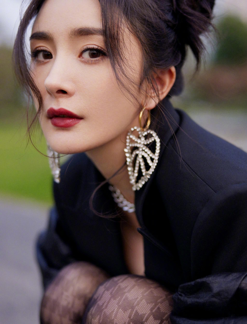 杨幂哪吒头造型写真曝光 化身小魔女青春减龄