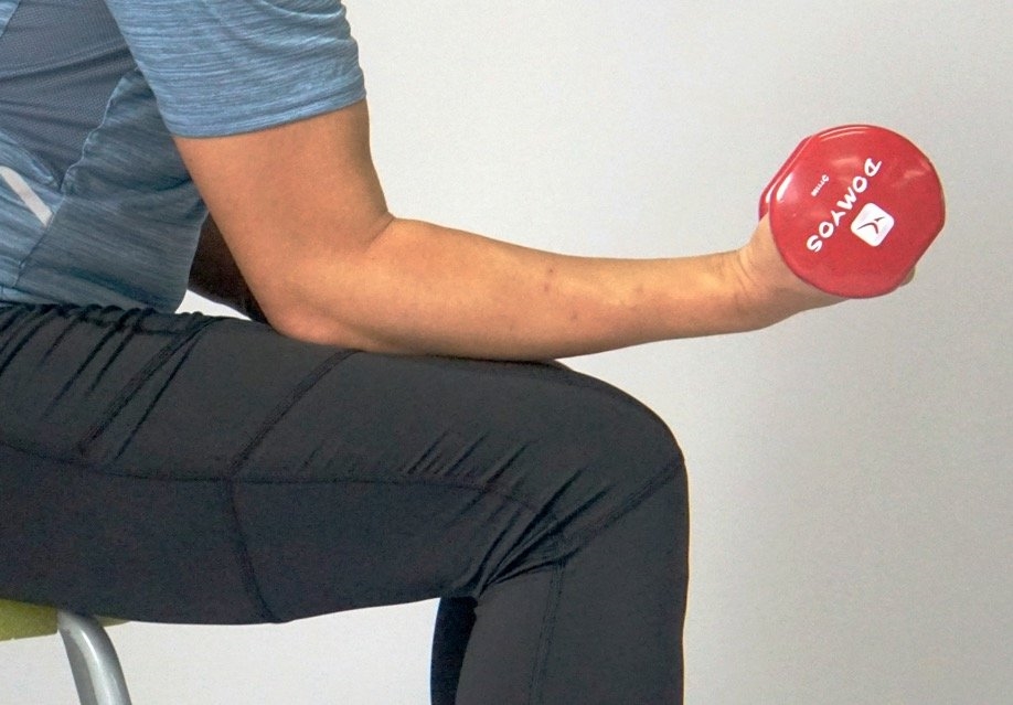 做手腕屈伸动作,当腕关节屈或伸到最极限时稍作停顿再还原.