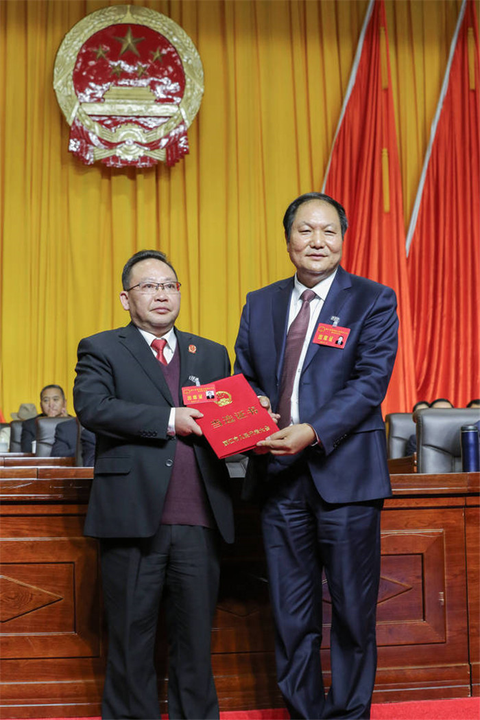 浦虹当选丽江市人民政府市长