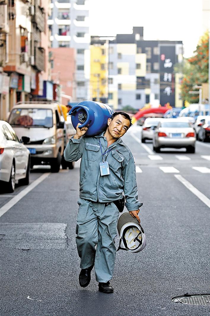 留深过年的送气工人衡思富给社区居民家中送燃气.