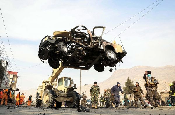 阿富汗近期连续发生袭击事件。图为2月1日，喀布尔警方在一处爆炸现场处理汽车残骸。（欧洲新闻图片社）