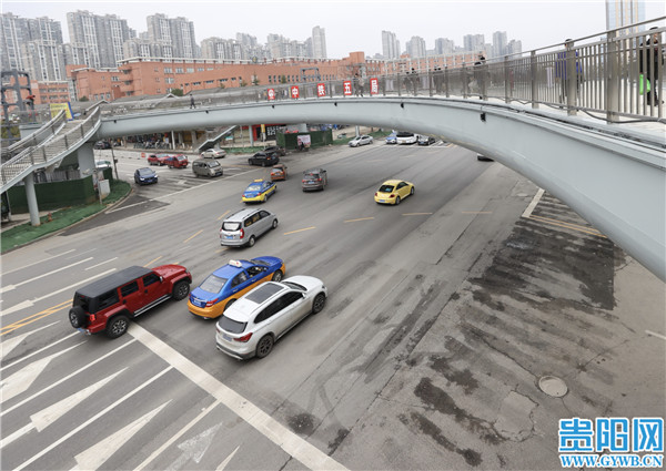 【图集】贵阳北京西路人行天桥投入使用 实现人车分流