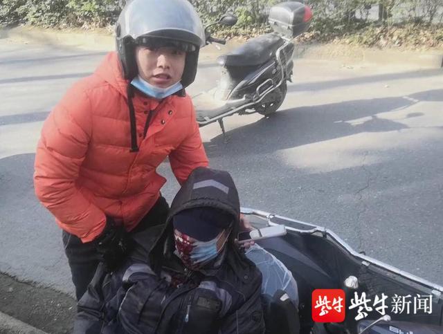 老人摔倒满脸血，没犹豫！路过小伙报警后“抱等”120到来休闲区蓝鸢梦想 - Www.slyday.coM