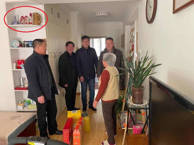 青岛成立调查组调查困难户家中摆放高档酒 此前称为空酒瓶