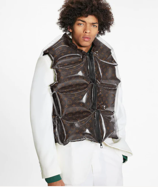 再细看充气背心上还印有lv的花样调节充气量可以调整造型也是个很有