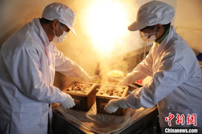 大火蒸制5分钟后,崇明糕准备出炉. 张亨伟 摄