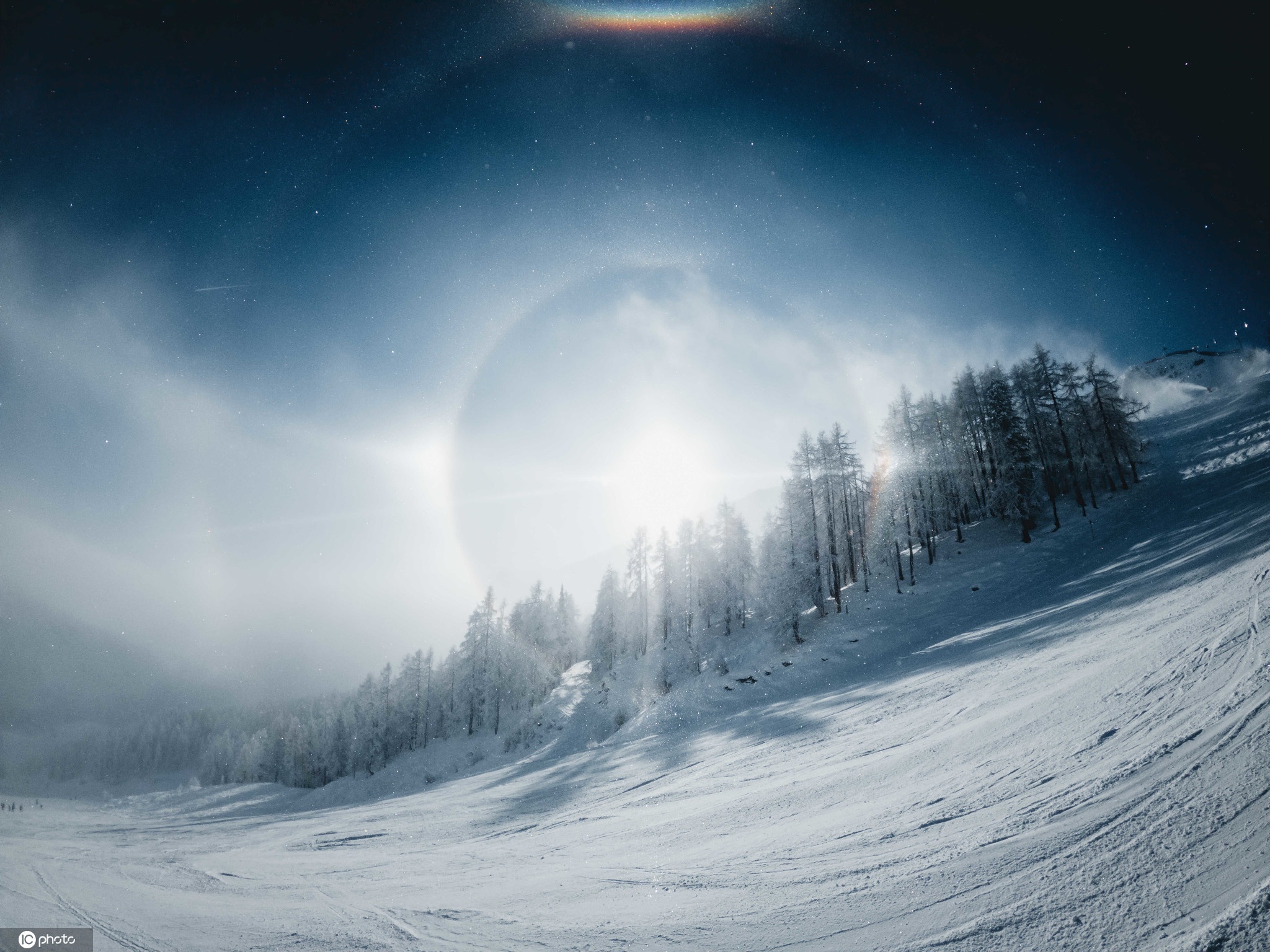 奥地利绝美雪景 太阳光晕下如梦似幻