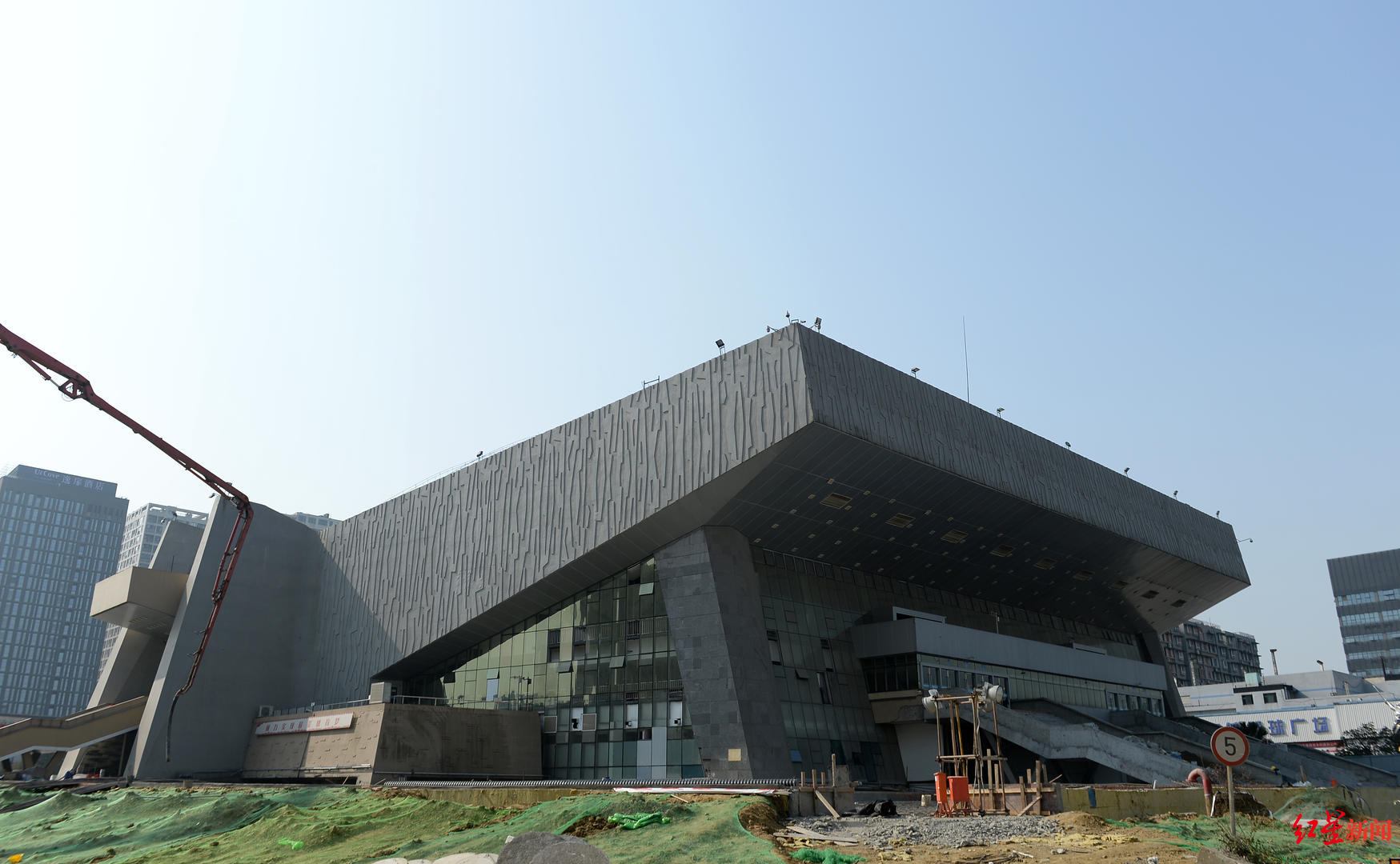 煮汤圆送年货工迎大运年致敬建设者活动走进省体育馆