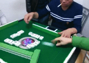 我感觉纯手工洗牌码牌才是对麻将的尊重.年货都办齐了么?