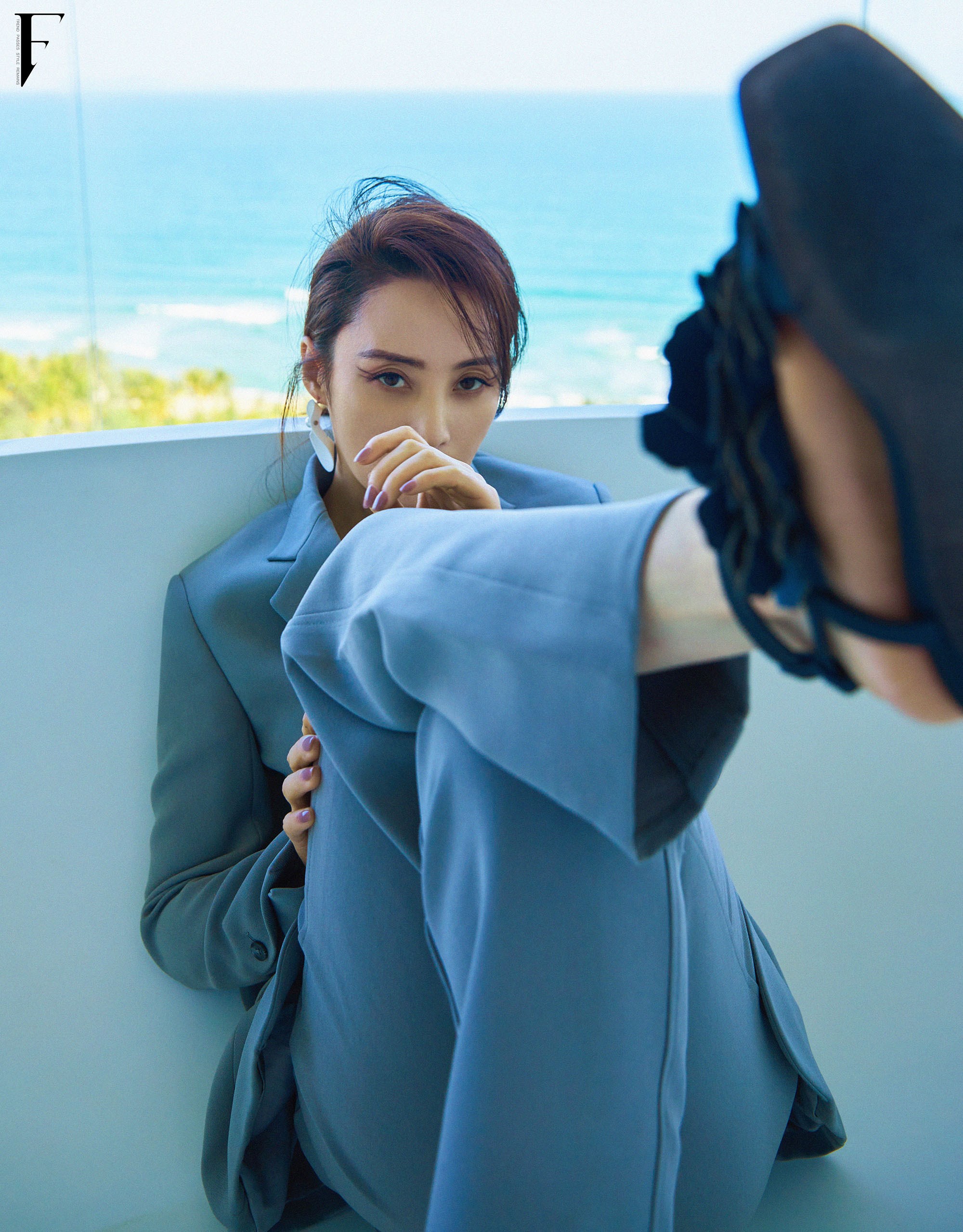 蒋勤勤海边大片释出 亦柔亦飒散发女性魅力