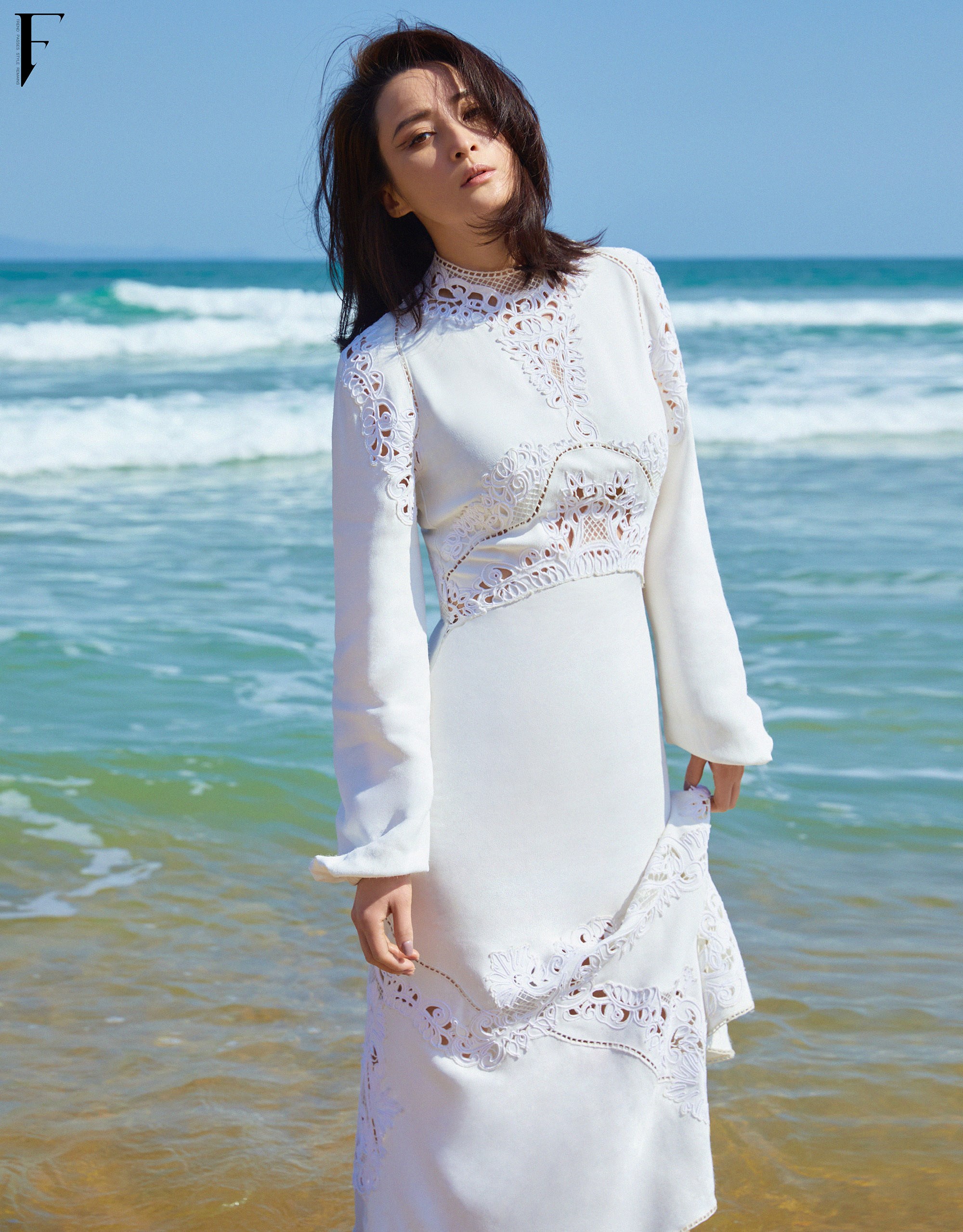 蒋勤勤海边大片释出 亦柔亦飒散发女性魅力