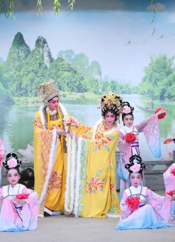 东莞90后女生戏痴16年,已成粤剧传承人|粤剧_新浪新闻