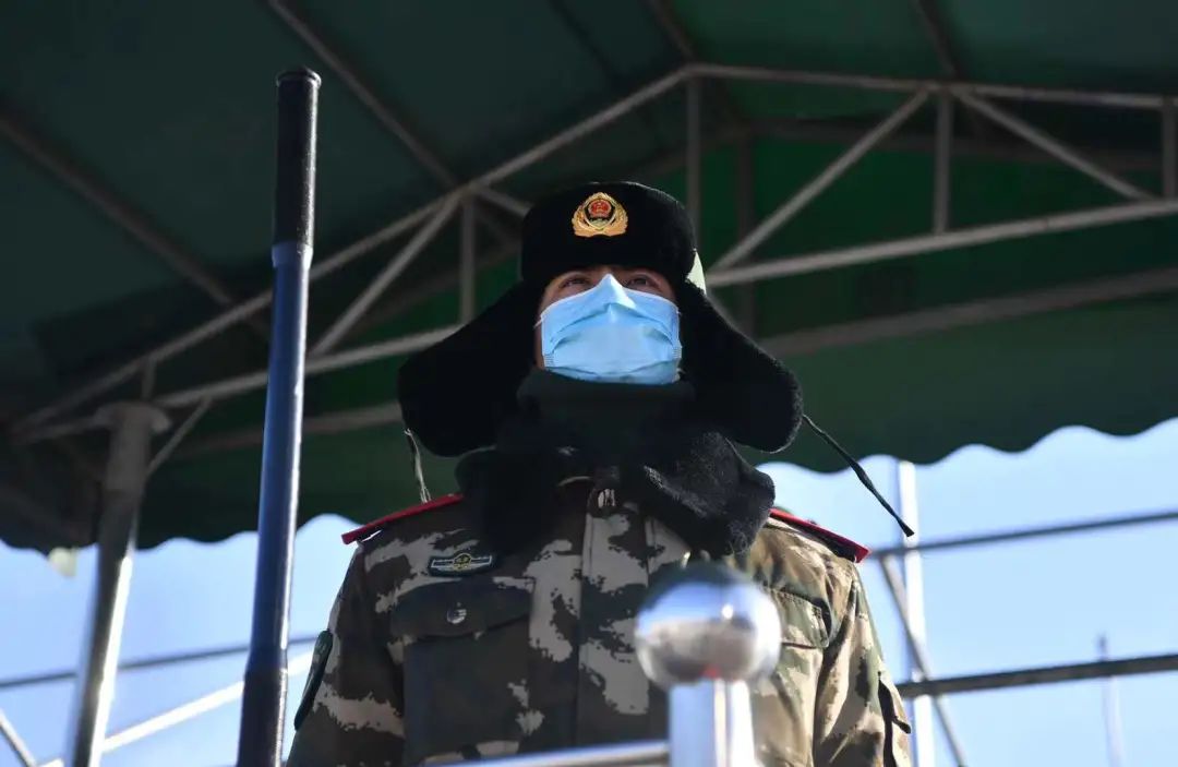 北京站广场执勤的武警：今年春运人少了 但我更怀念往年的繁忙