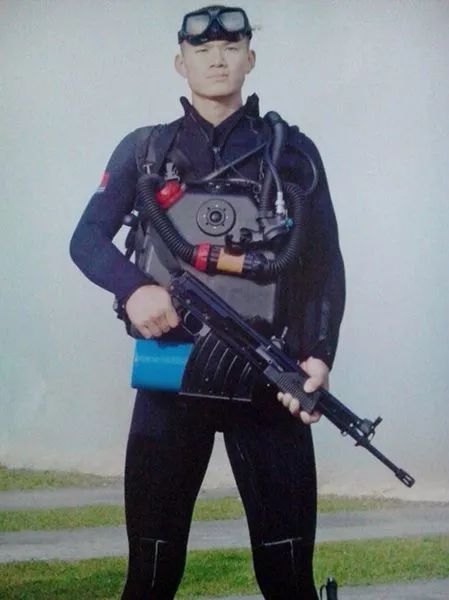 《红海行动》8名蛟龙突击队歼敌150：揭秘中国海军最神秘特种部队！休闲区蓝鸢梦想 - Www.slyday.coM