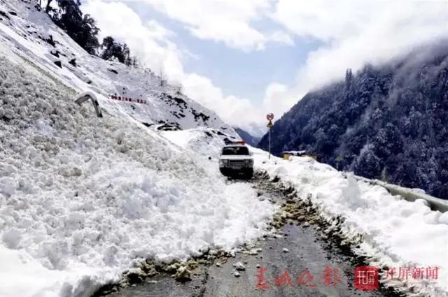 不听劝阻还冒充隧道工进怒江被困雪山，民警徒手刨雪搜救