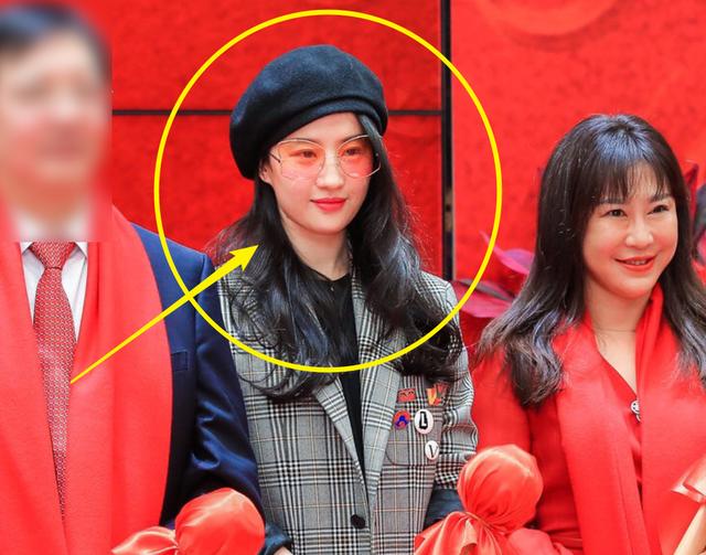 33岁刘亦菲悄悄美回来了,亮相线下活动,和路人同框时很显然
