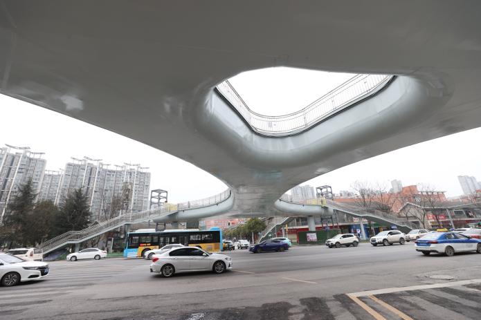 贵阳北京西路人行天桥投入使用