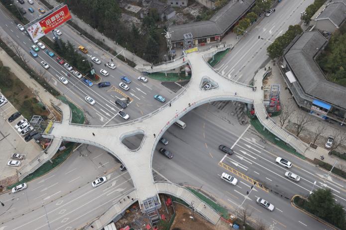 贵阳北京西路人行天桥投入使用