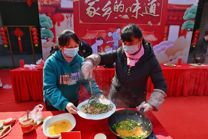 外来务工人员正在烧菜。丁继敏 摄