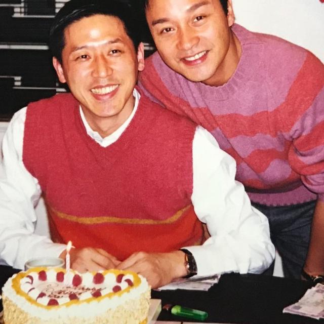 张国荣昔日恋人罕露面唐鹤德身穿米色毛衣两鬓发白却气质儒雅