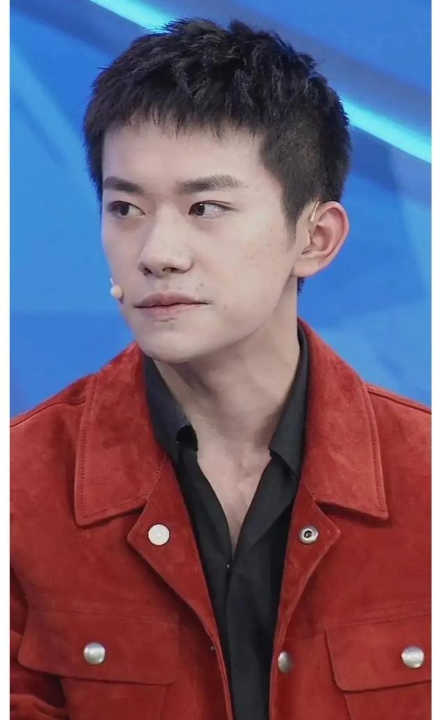 易烊千玺上节目被截图腮部轮廓十分明显网友更有男人味了