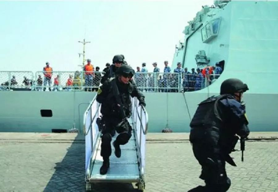 《红海行动》8名蛟龙突击队歼敌150：揭秘中国海军最神秘特种部队！休闲区蓝鸢梦想 - Www.slyday.coM