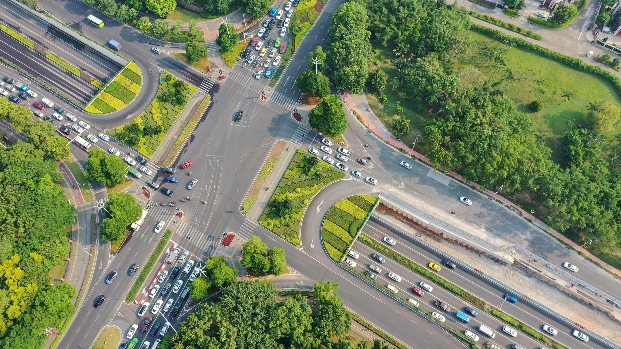 十项民生实事:提升道路通行能力和公交服务再次成热点