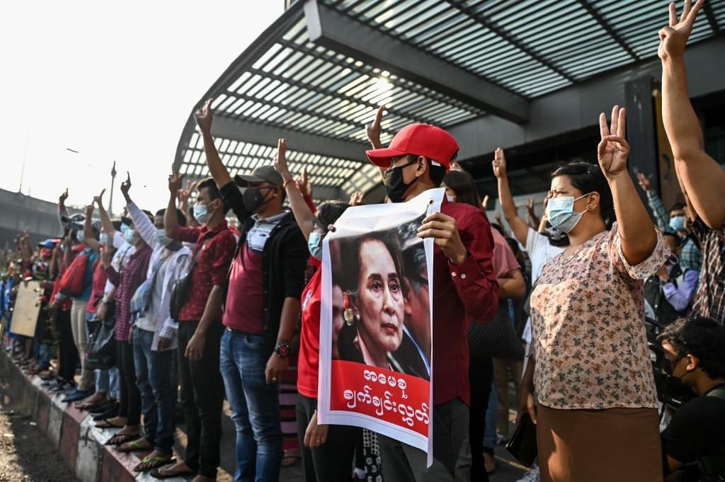 缅甸遭大断网数万人上街抗议军方图