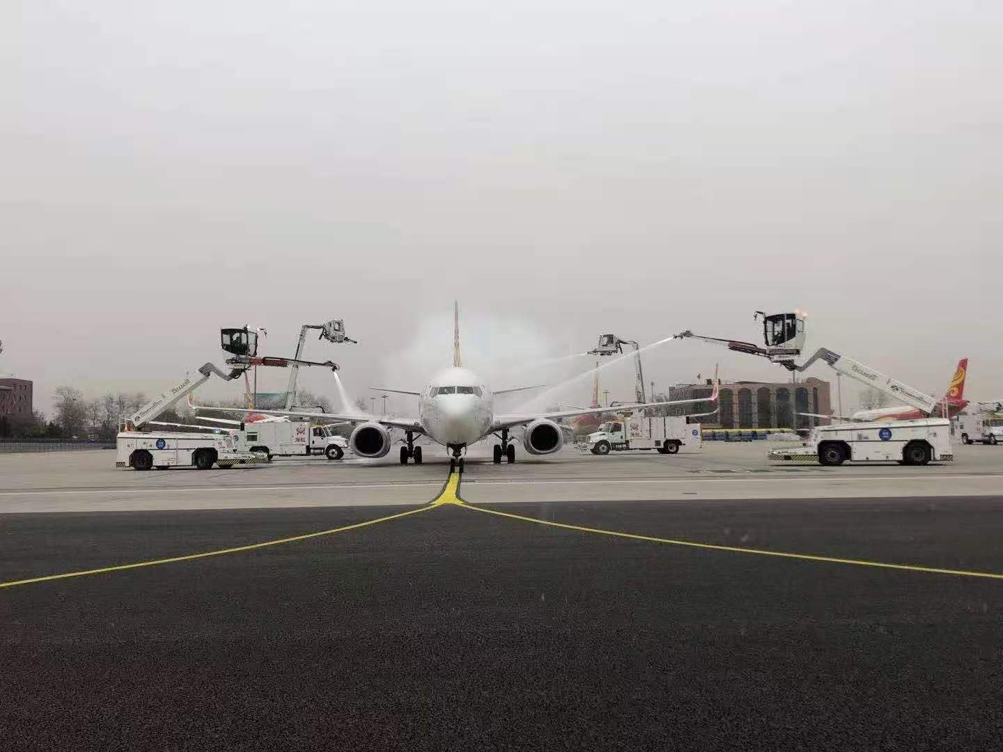 应对冰雪特殊天气 机场保障航班的“十八般兵器”是啥？