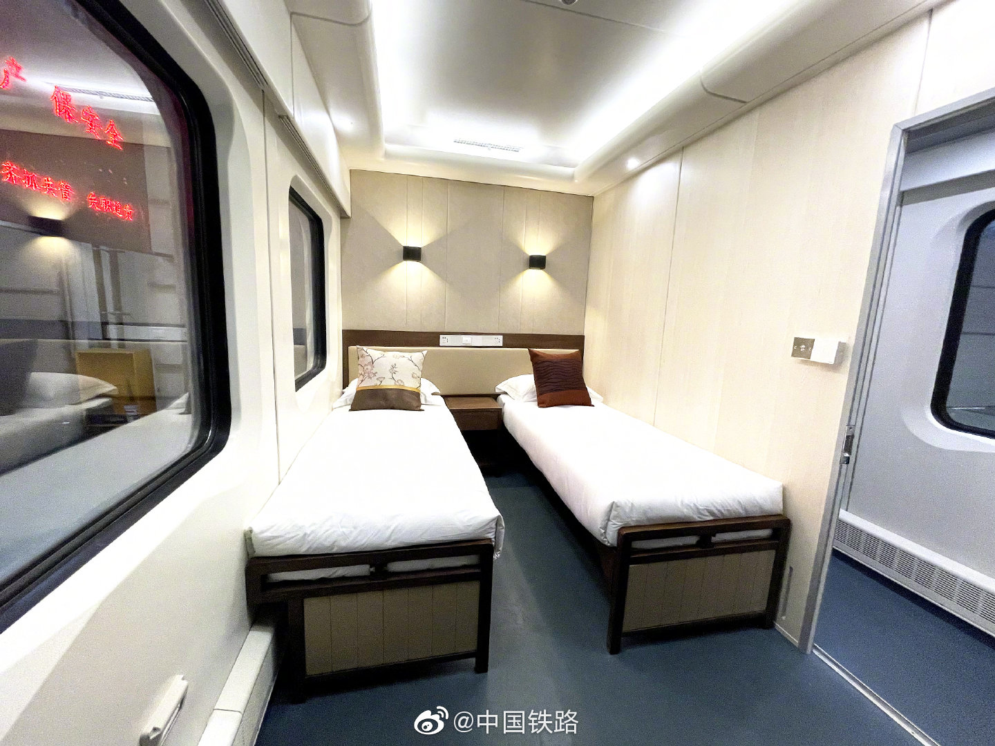 吃着美食唱着歌还能畅游西南这样的熊猫专列想坐吗