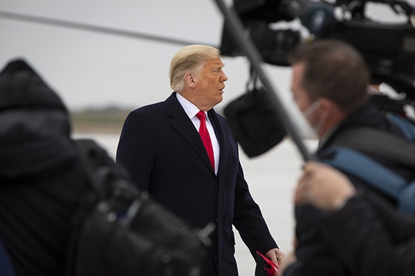 澎湃新闻|特朗普弹劾案开审前夕转发律师团队相关声明 复出社交平台？