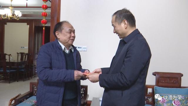 当天,廖可元还看望了全国劳模李开喜,对他为县域经济社会发展所做的