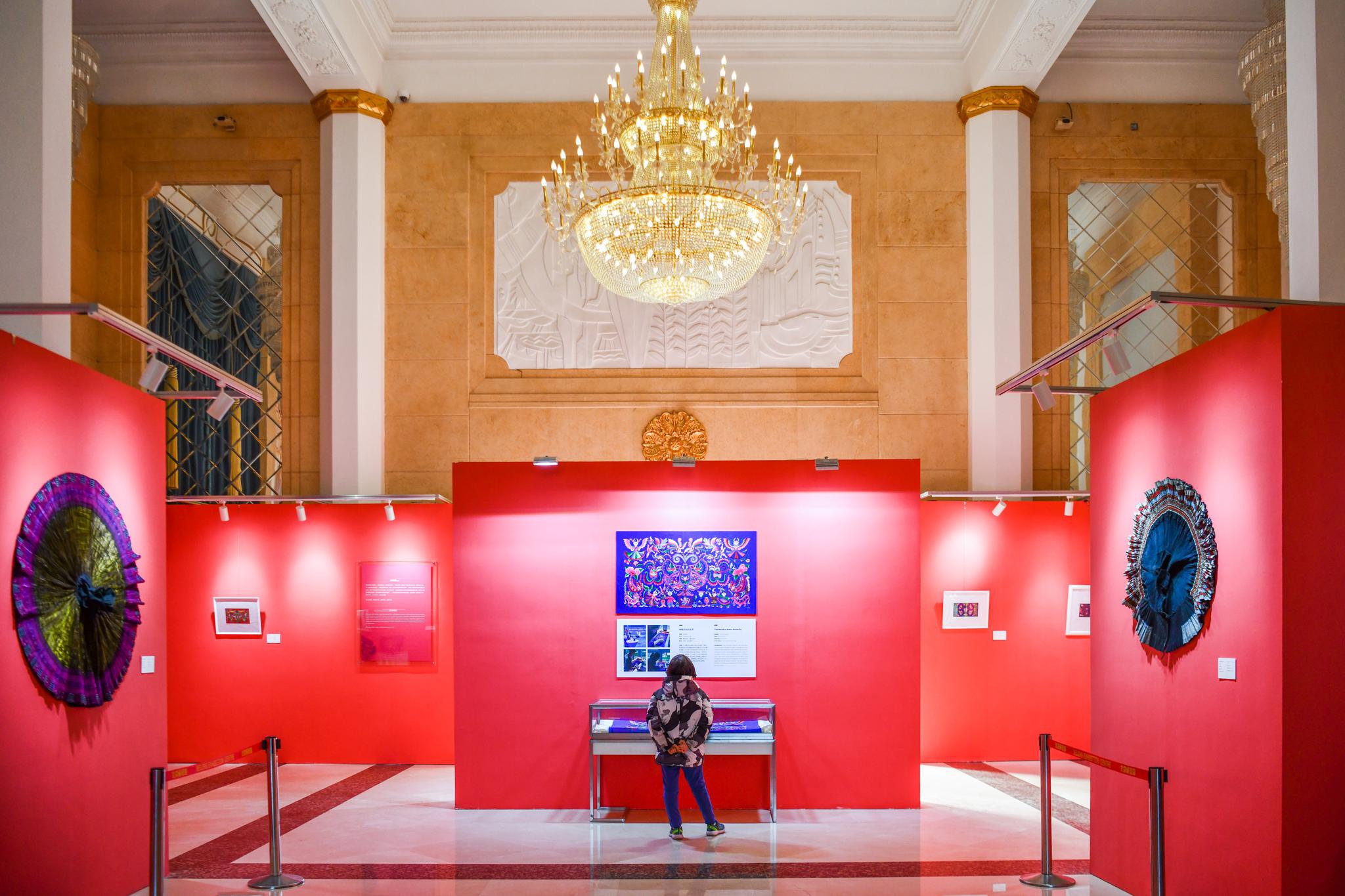 北京展览馆里赏苗绣,市民春节有了新去处