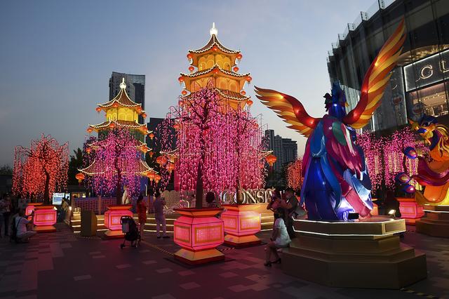 当地时间2021年2月6日,泰国首都曼谷,春节将至,市中心商场外举行春节