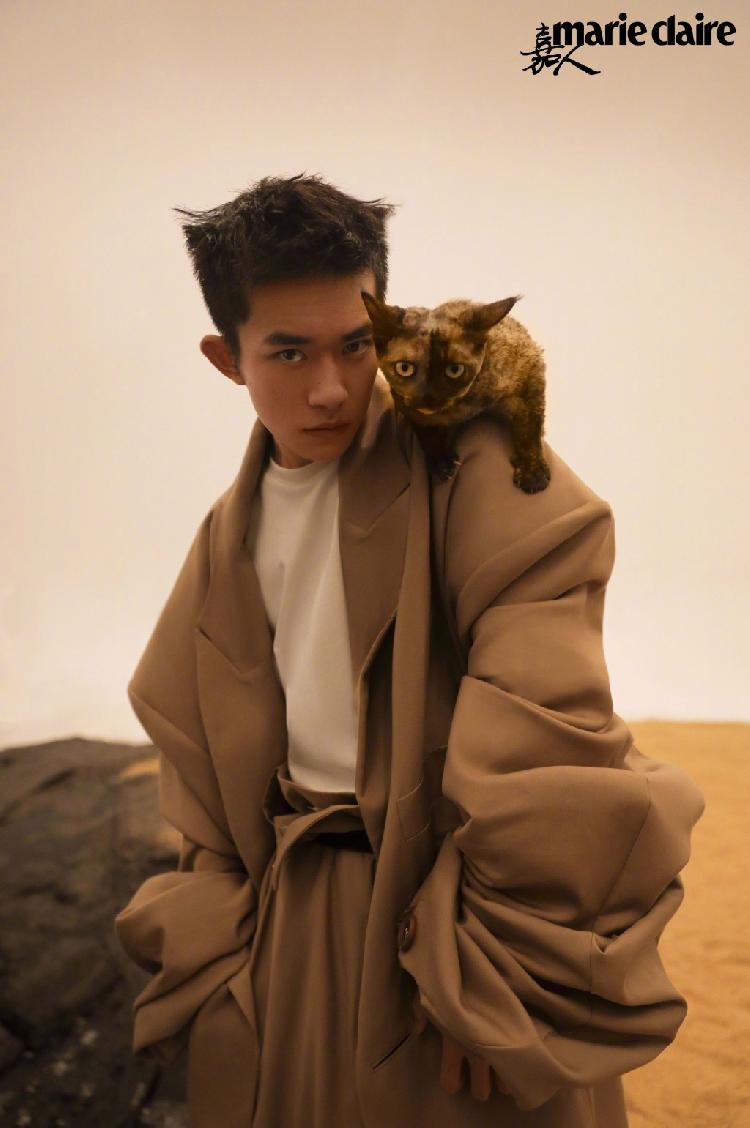 上游时尚易烊千玺四封为嘉人开季和猫咪花瓣和石头演绎自由浪漫