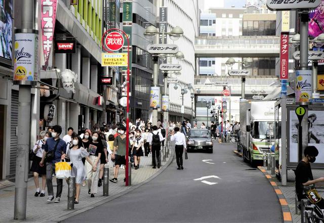 东京年轻人聚集地涩谷街头,人流密集.(图片来自中新社 吕少威摄)