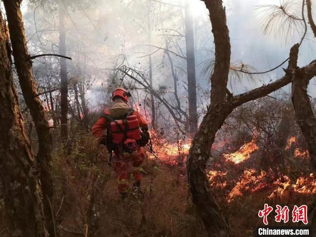 云南大理发生森林火灾 出动直升机参与扑救休闲区蓝鸢梦想 - Www.slyday.coM