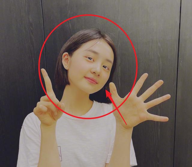 黄多多庆祝15岁生日,素颜出镜悄悄变了模样,耳钉却抢镜了