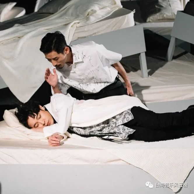 正文  这首歌曲初现于2007年几米音乐剧《幸运儿》,李格弟作词,吴青峰