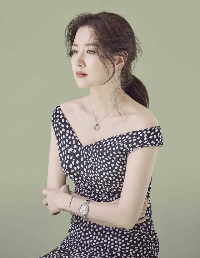 李英爱才是真女神穿白色连衣裙优雅高贵不惊艳但端庄稳重