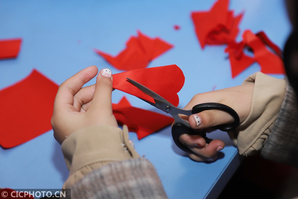 邀请剪纸艺人亲临现场,为小朋友和家长们讲解窗花剪纸艺术,传授剪纸