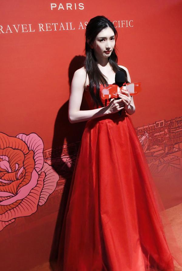 江疏影一袭红色抹胸长裙优雅知性 大方透露近期工作计划超亲和