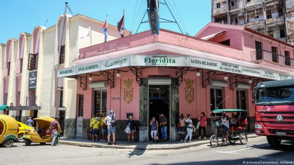 哈瓦那街头的一家酒吧。（德新社）