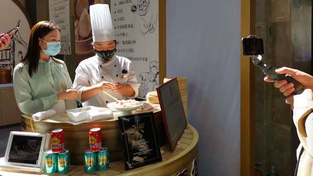 增速高出全国4.4个百分点 上海消费逆势提速凭什么？