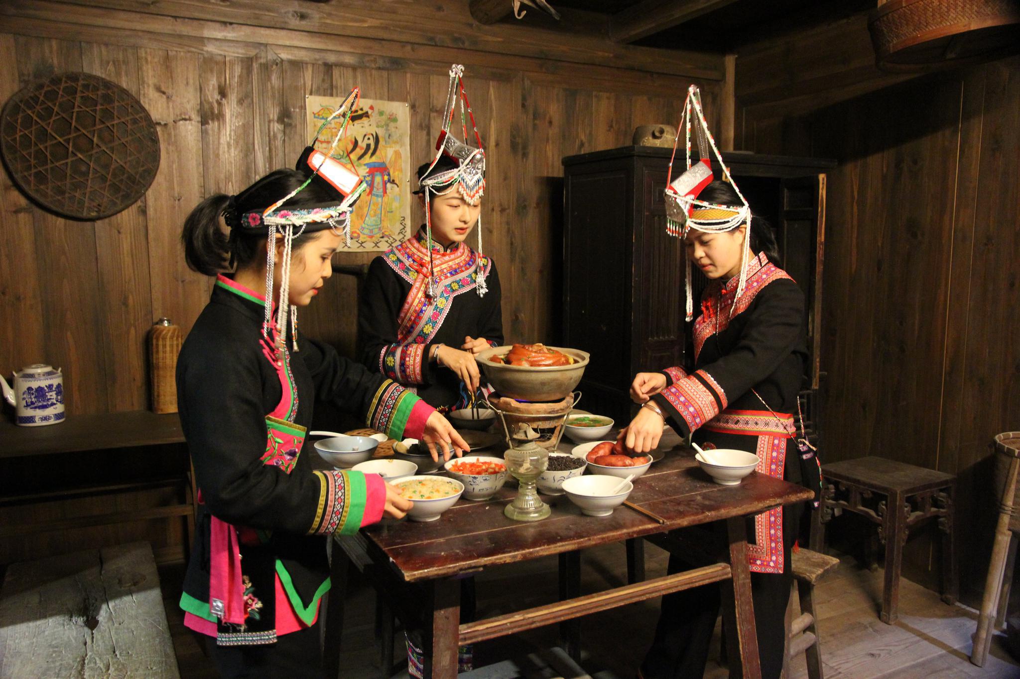 景宁畲族博物馆的讲解员向网友展示景宁人吃团圆饭的场景.