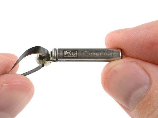▲ AirPods 二代的电池。 图片来自:iFixit